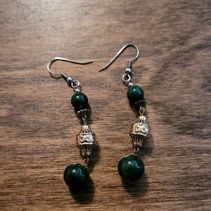 Ee Elegant Green and Silver Dangle Earrings